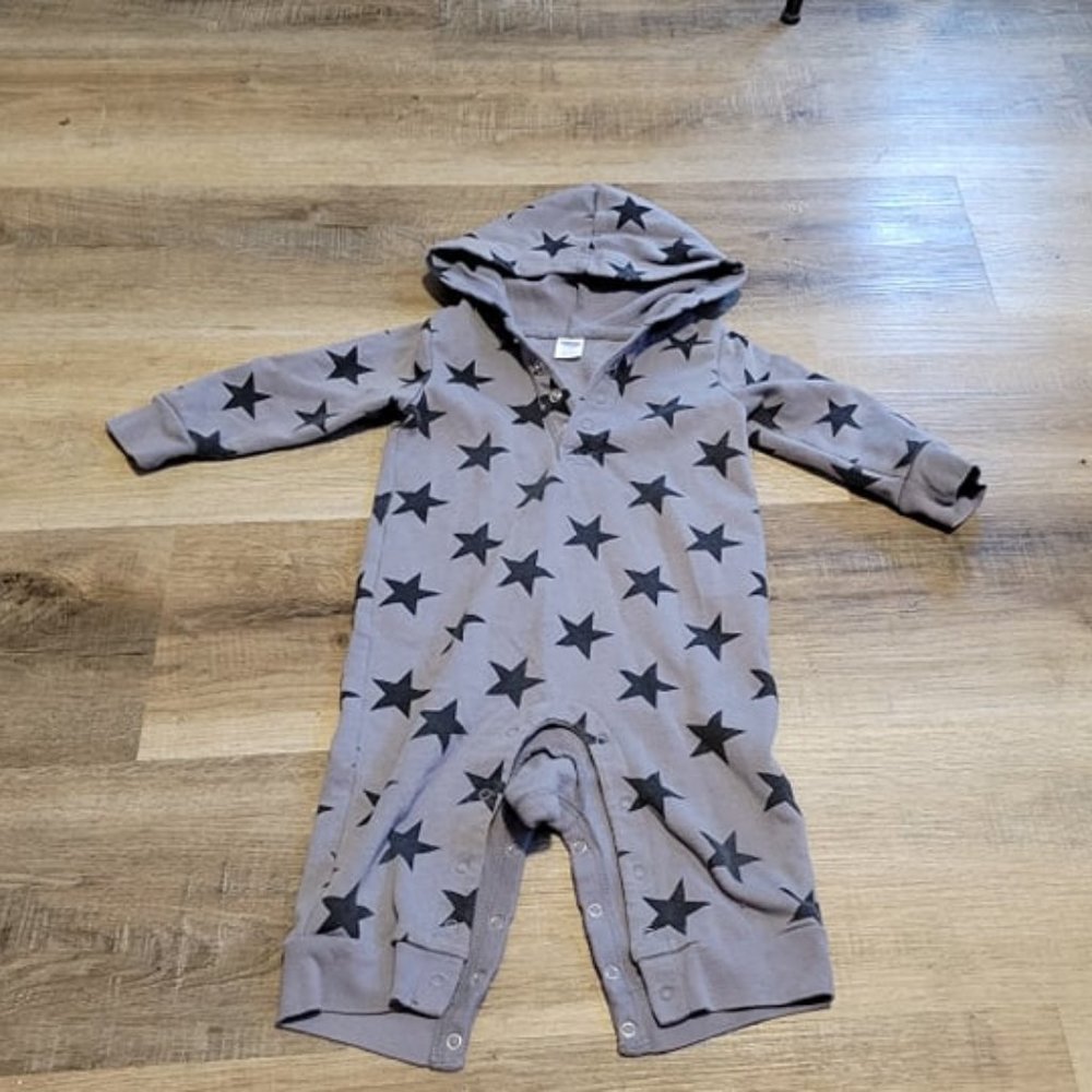 Old Navy - Babies Grey button up Onesie Size 6-12m